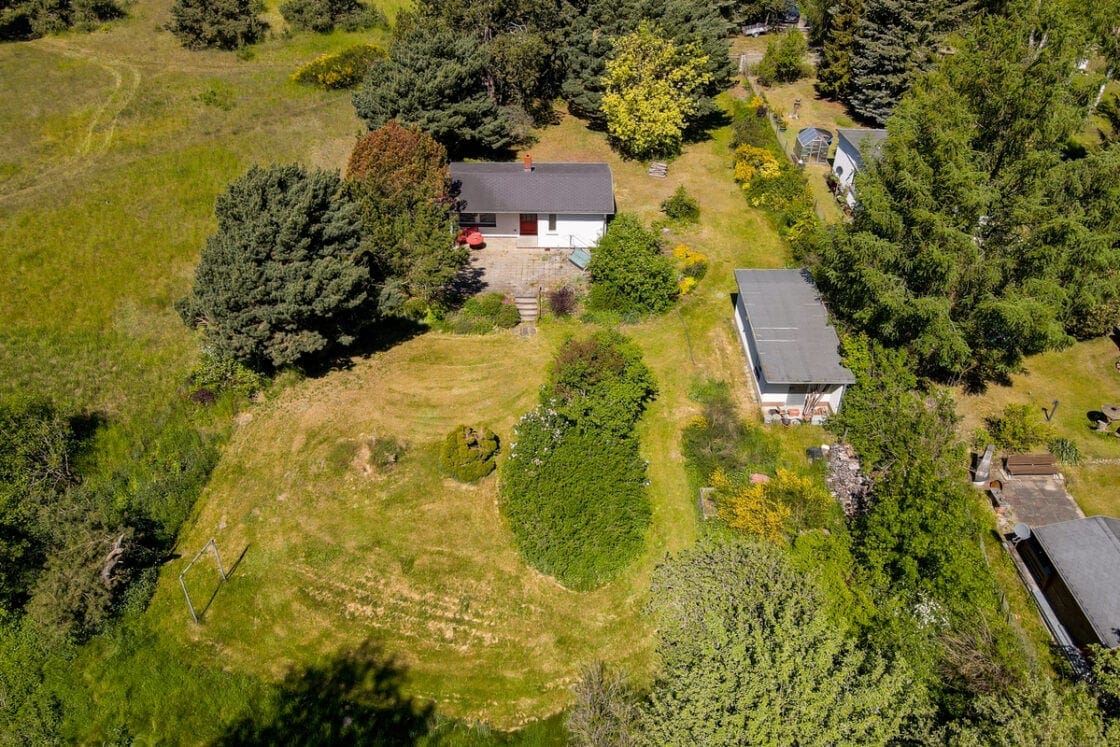 An einem Bach gelegen und mit Ferienhaus - Idyllisches Feriengrundstück in Rehfelde - Feriengrundstück mit Haus